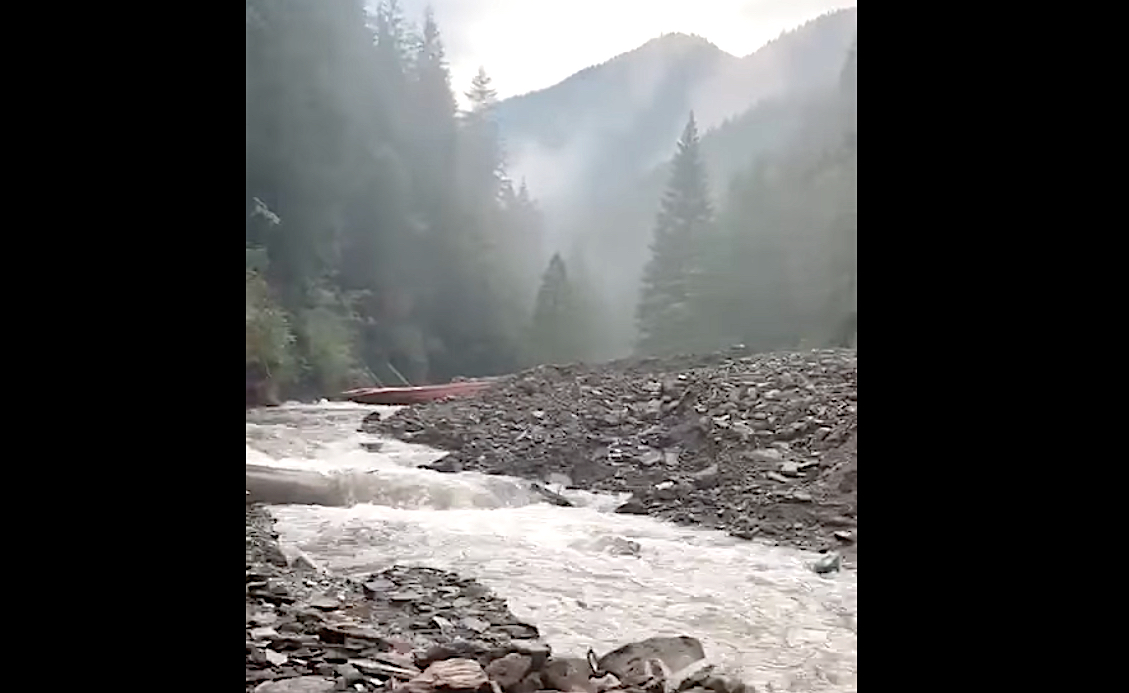 Salvamontiștii sibieni intervin în Argeș după ce mai multe persoane au rămas blocate din cauza ruperii drumului de acces către vârful Moldoveanu