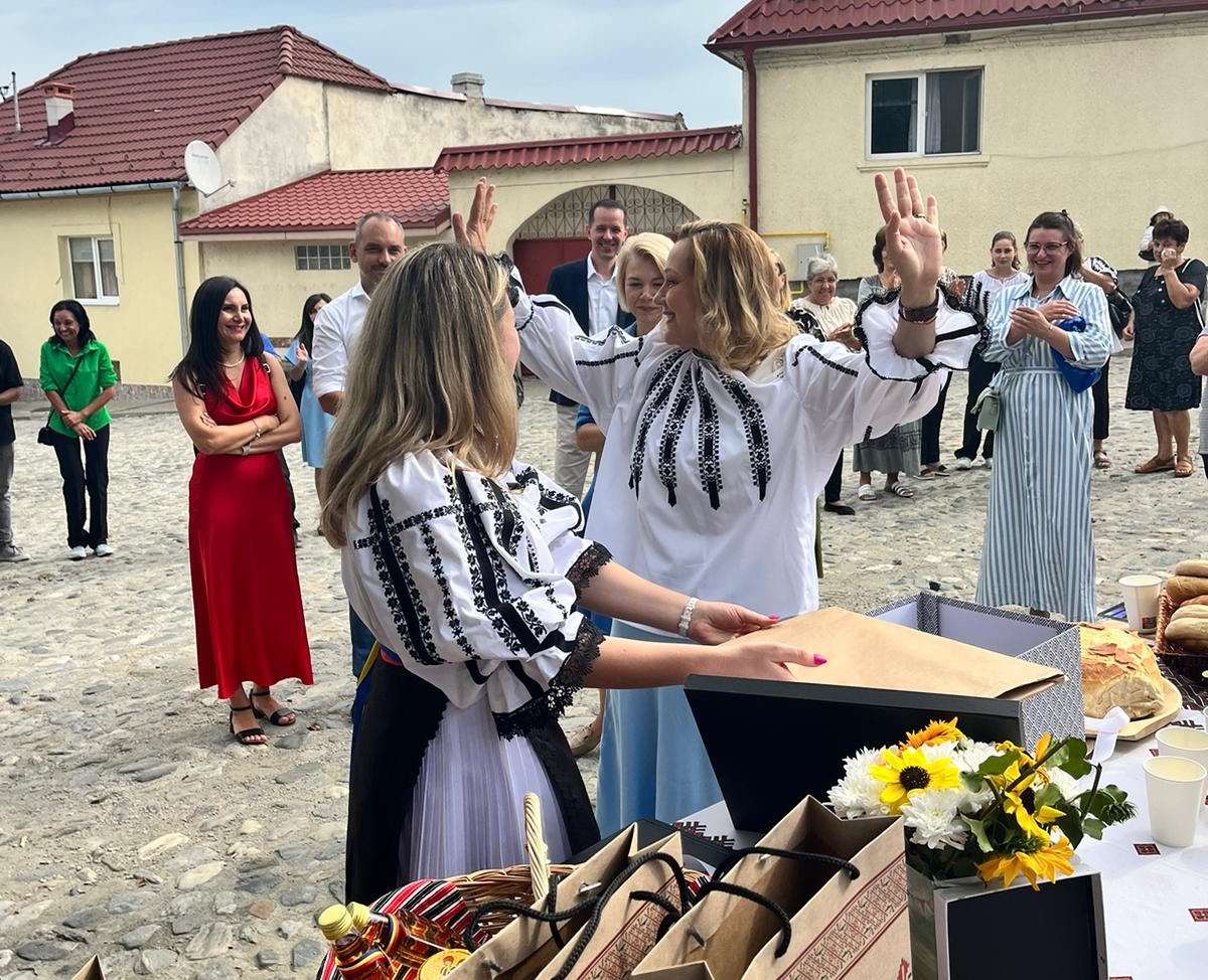 Vizită la Turnu Roșu: candidata USR la președinție, Elena Lasconi, a primit o ie de Sibiu. „Cel mai important este să fii autentic”