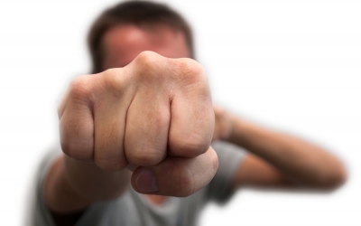 Un bărbat din Slimnic a fost reținut după ce și-a amenințat soția cu moartea, a distrus casa cu un topor și a încălcat un ordin de protecţie