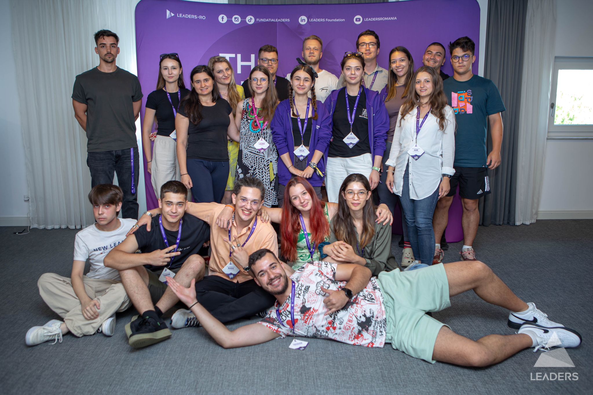 Provocare pentru 20 de tineri: Vor să strângă 300 de oameni în centrul Sibiului, la o expoziție de fotografii transformate prin intermediul inteligenței artificiale