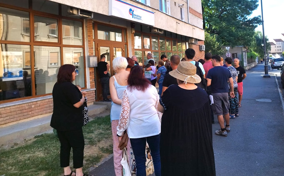 Sibienii au ajuns să stea la cozi și de peste două ore la Electrica.  De la „îmi emit facturi, deși nu le sunt client”, la „pe mine m-au facturat dublu”