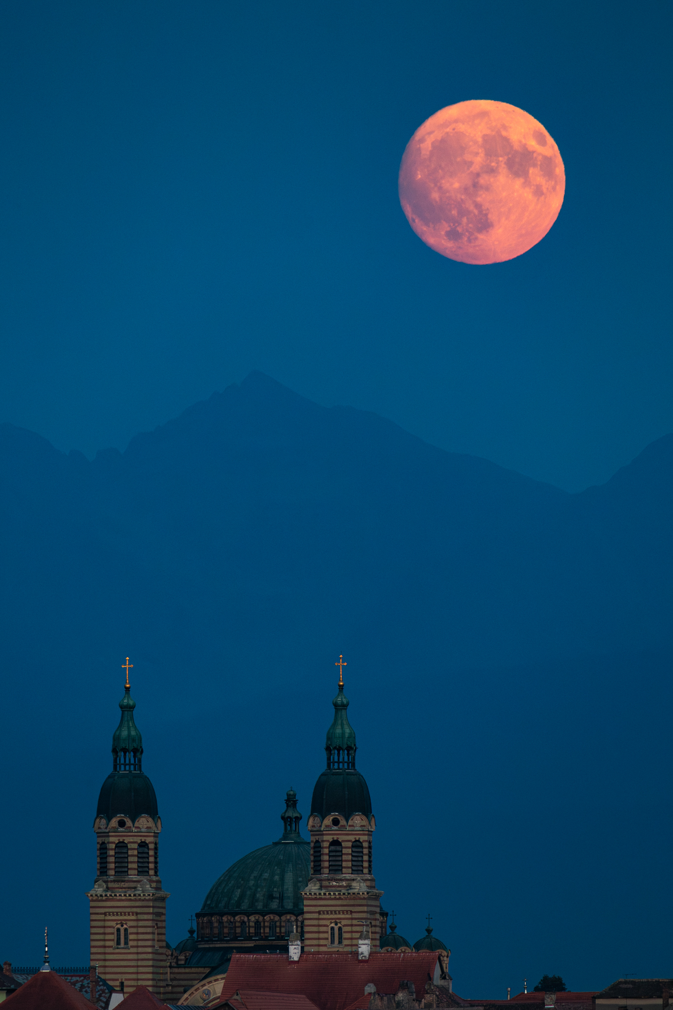 Superluna Albastră, Catedrala Mitropolitană și Vârful Negoiu, surprinse de fotograful sibian Adrian Bugariu. „Am gândit de mult timp fotografia aceasta, nu este întâmplătoare”