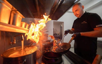 Bucătarul care a adus gusturile asiatice la Sibiu și a deschis restaurantul The Wok: „Am început în Irlanda, de la spălat vase, și am ajuns șef de restaurant”