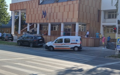 Mașină de salvare cu pacient, blocată de șoferii care parchează neregulamentar