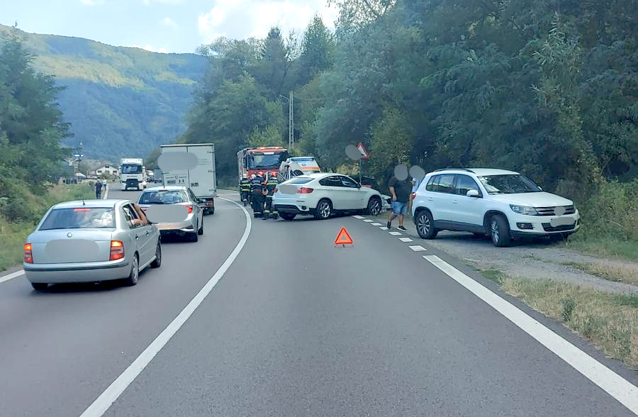 Accident cu trei mașini, pe Valea Oltului, la Robești. Traficul este îngreunat