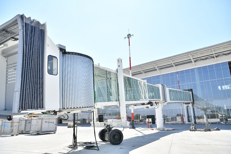 Aeroportul Craiova va avea trei aviobridge-uri. La Sibiu nu s-a putut nici după investiții de 65 milioane de euro