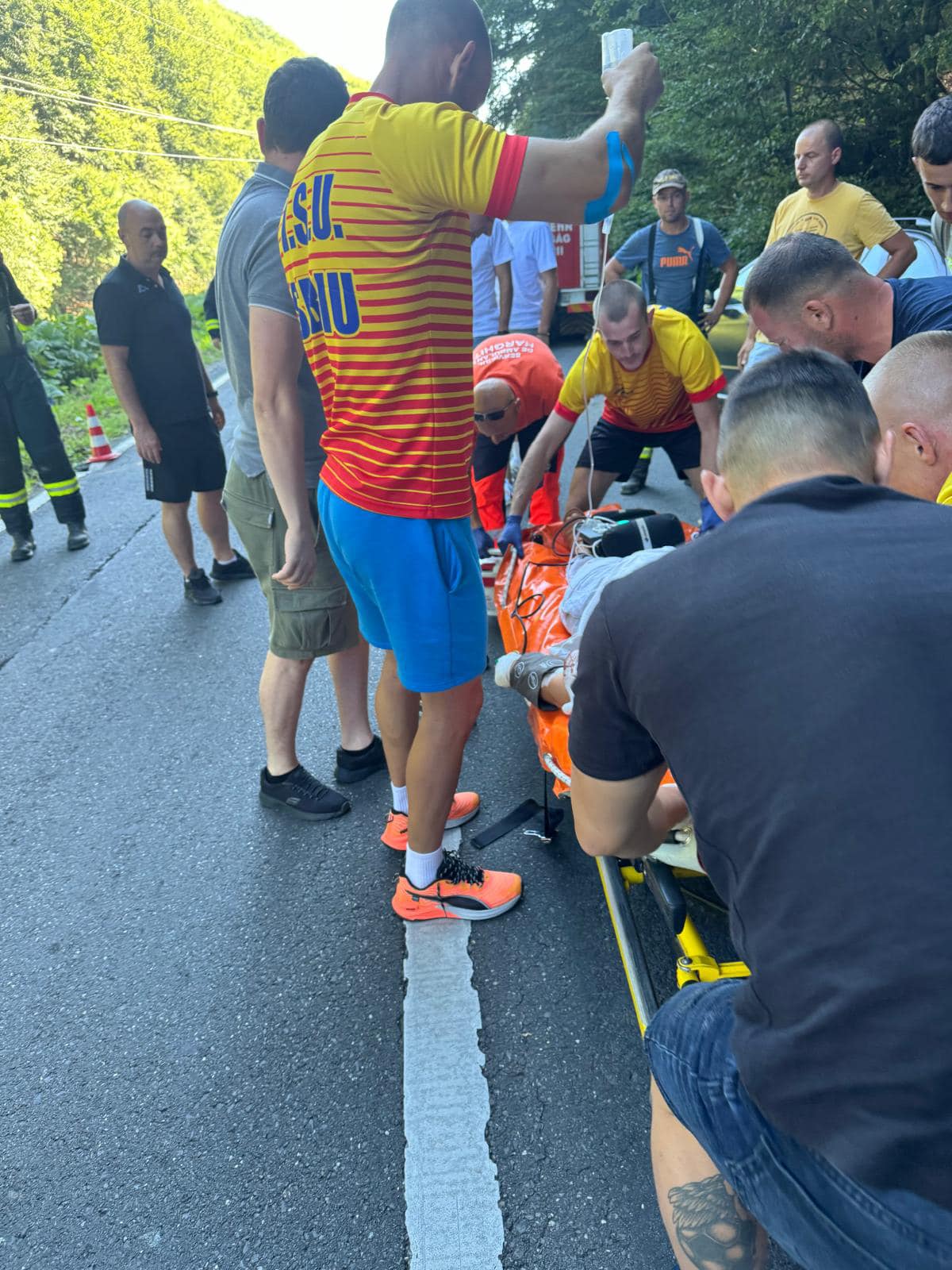 „Au făcut tot ce s-a putut, cu mâinile aproape goale”. Pompierii sibieni au salvat o familie cu un copil mic, implicată într-un accident în Harghita