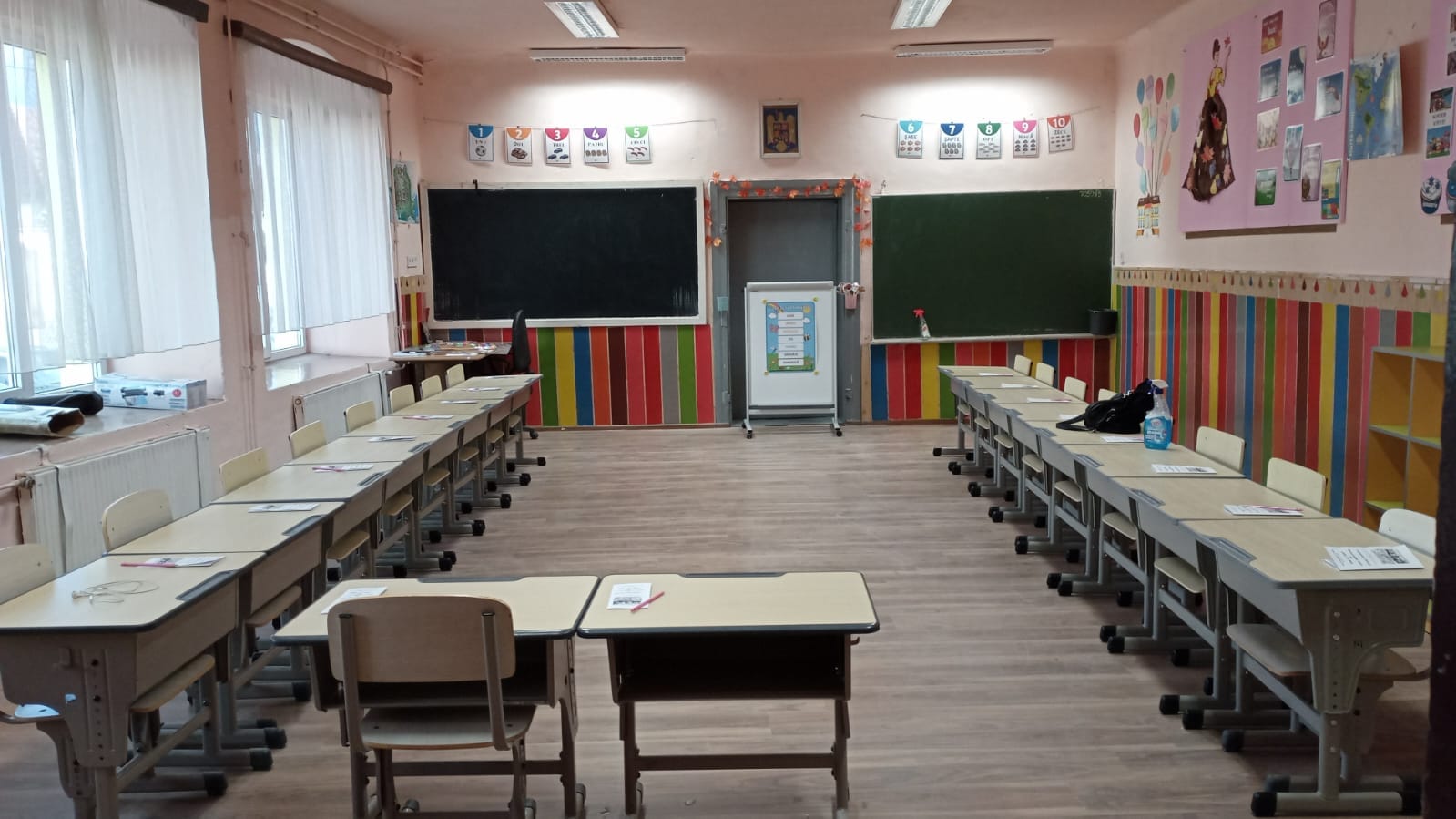 Peste două săptămâni începe școala. Se discută din nou despre toaletele din curți și clădiri fără autorizații de securitate la incendiu. Jumătate din necesarul de manuale, distribuite școlilor