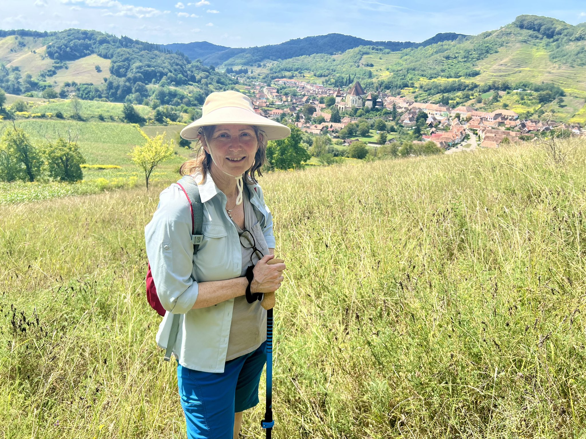 FOTO Ambasadoarea SUA în drumeție prin Sibiu, pe ViaTransilvanica. S-a întâlnit cu un urs. ”Este o adevărată comoară, atât pentru români, cât și pentru vizitatorii străini”