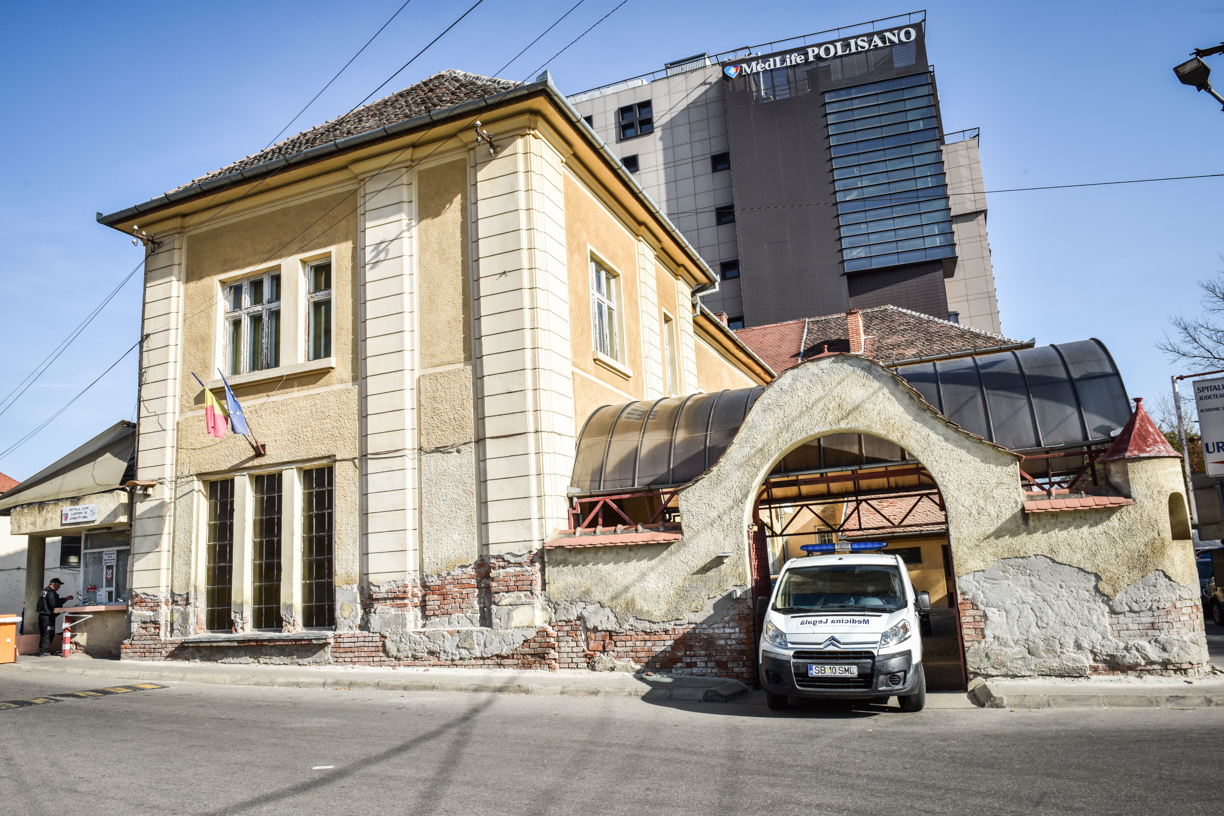 Un bărbat a murit după ce a fost lovit la cap de un scripete. Voia să scoată o pompă dintr-un puț de apă, în Slimnic