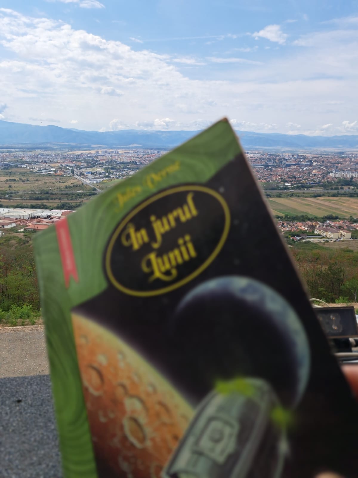 Mică bibliotecă în turnul de pe dealul Gușteriței. „Vizitatorii beneficiază de o priveliște spectaculoasă, având la dispoziție cărți pe care le pot răsfoi în liniște”