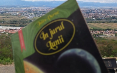 Mică bibliotecă în turnul de pe dealul Gușteriței. „Vizitatorii beneficiază de o priveliște spectaculoasă, având la dispoziție cărți pe care le pot răsfoi în liniște”