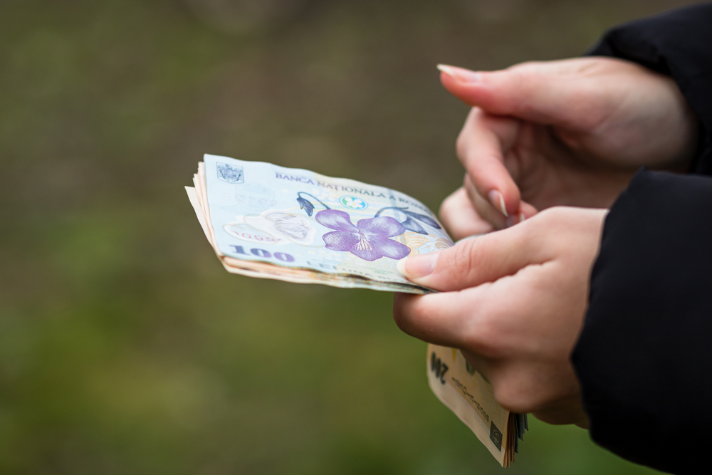 Spunea că este trimisă de un preot să strângă bani. Pe lângă cei 300 de lei primiți, tănăra de 19 ani a mai și furat bani din casă, de două ori