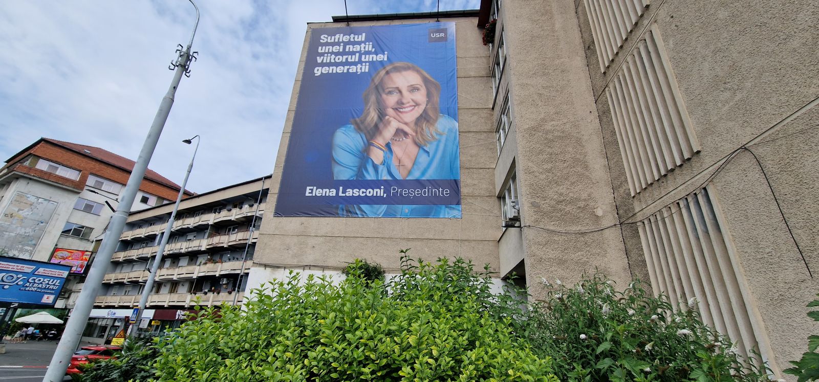 Dosar penal pentru un afiş al Elenei Lasconi, amplasat ilegal pe un bloc din apropierea centrului. O persoană a făcut sesizare pe Sibiu City App