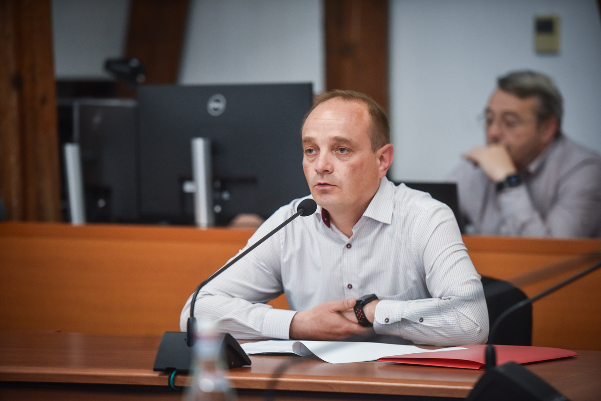 Supraaglomerarea Școlii 18. Părinte, în Consiliu Local Sibiu:  „Nu sunteți capabili să oferiți copiilor un mediu școlar adecvat”