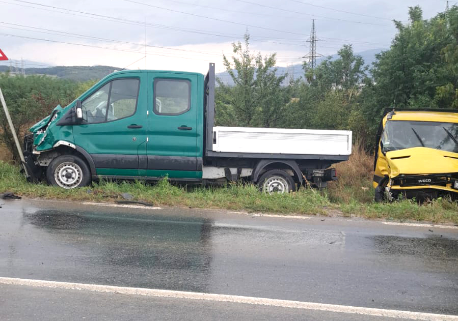 Accident cu două autoutilitare, la ieșirea din Sibiu spre Agnita. Doi bărbați sunt răniți, erau în autovehiculul care circula regulamentar