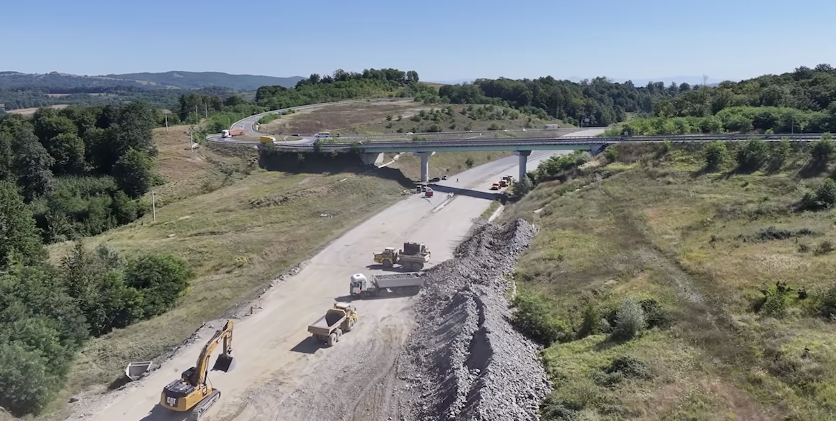 VIDEO Imagini de pe șantierul porțiunii lipsă din autostrada care unește Aradul de Sibiu. 150 de muncitori lucrează pe sectorul care ar trebui să se termine în decembrie