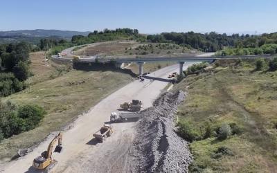 VIDEO Imagini de pe șantierul porțiunii lipsă din autostrada care unește Aradul de Sibiu. 150 de muncitori lucrează pe sectorul care ar trebui să se termine în decembrie