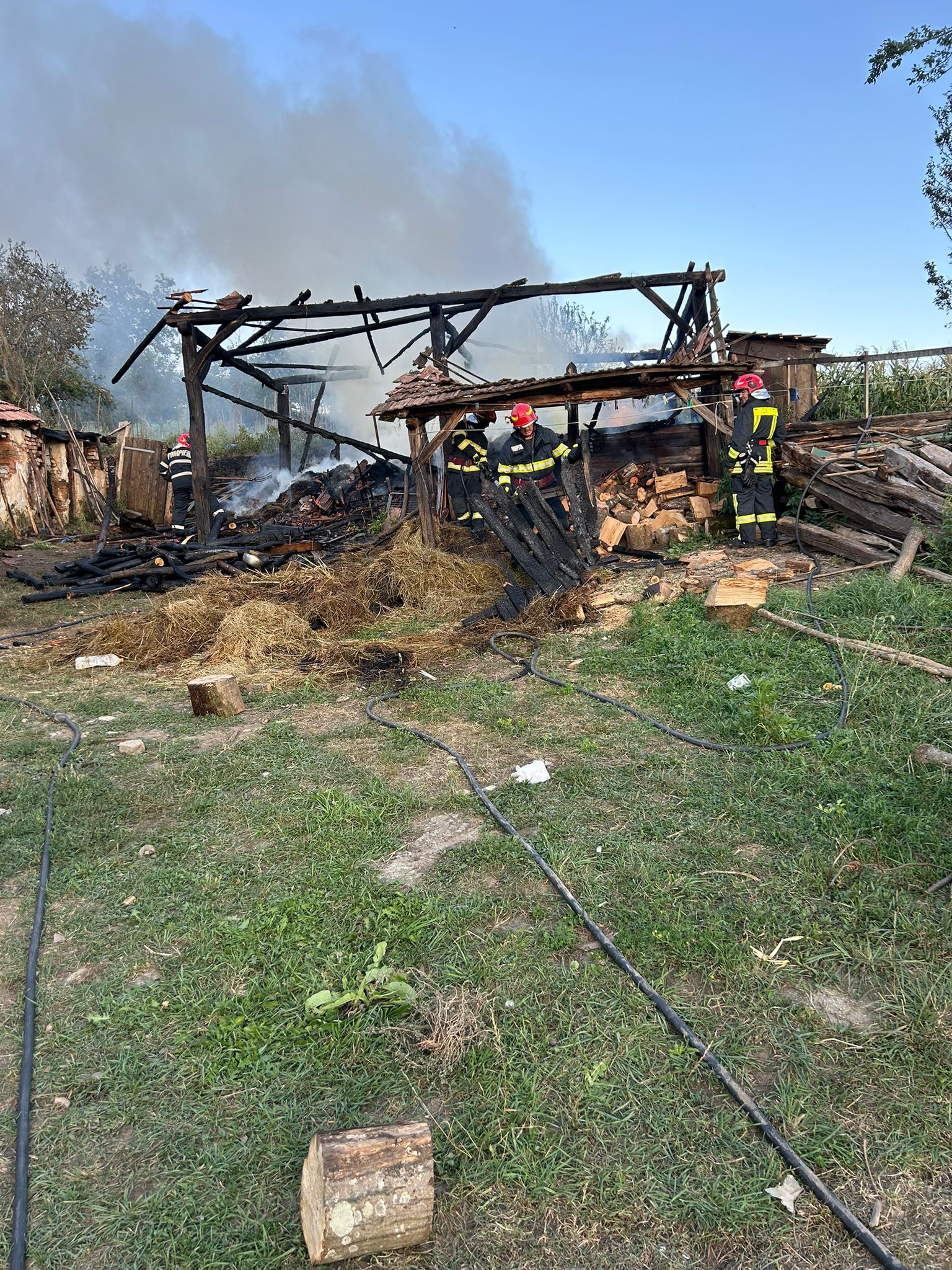 Două incendii în gospodării și cinci de vegetație, în weekend