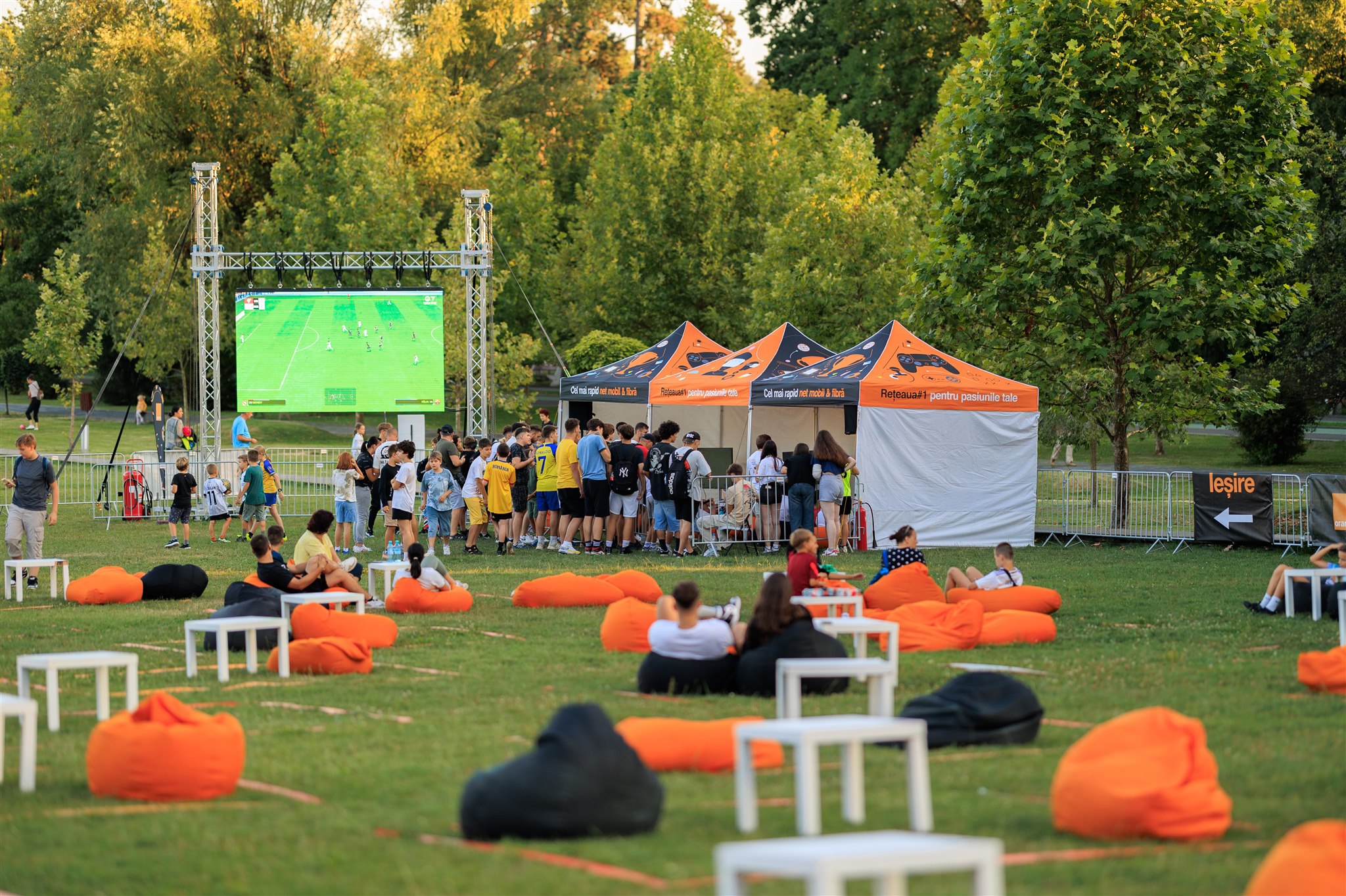 Mini-competiție de FIFA pentru amatori, în Piața Mică