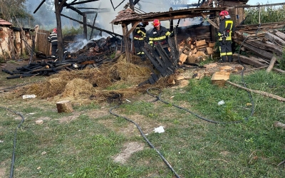 Două incendii în gospodării și cinci de vegetație, în weekend