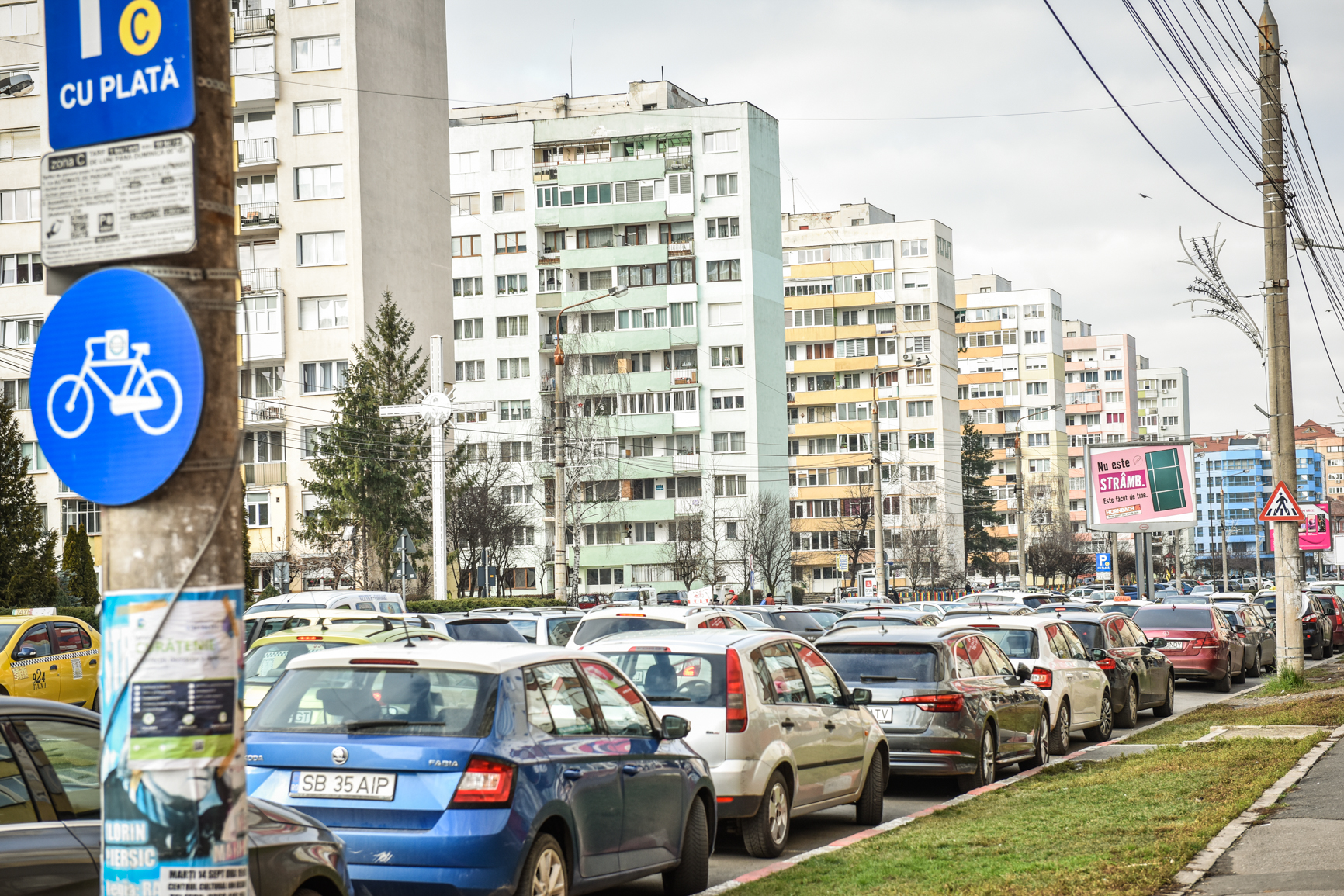 Bătaie la păcănele, pe Mihai Viteazu. Poliția a reținut un tânăr care ”avea pe mâini rozete din fier”