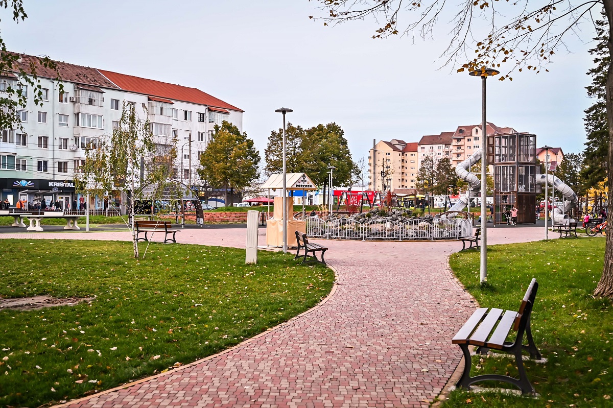 Parc nou, umbră puțină. Primăria cumpără pergole din lemn pentru parcul din Terezian, în valoare de 8.400 de euro