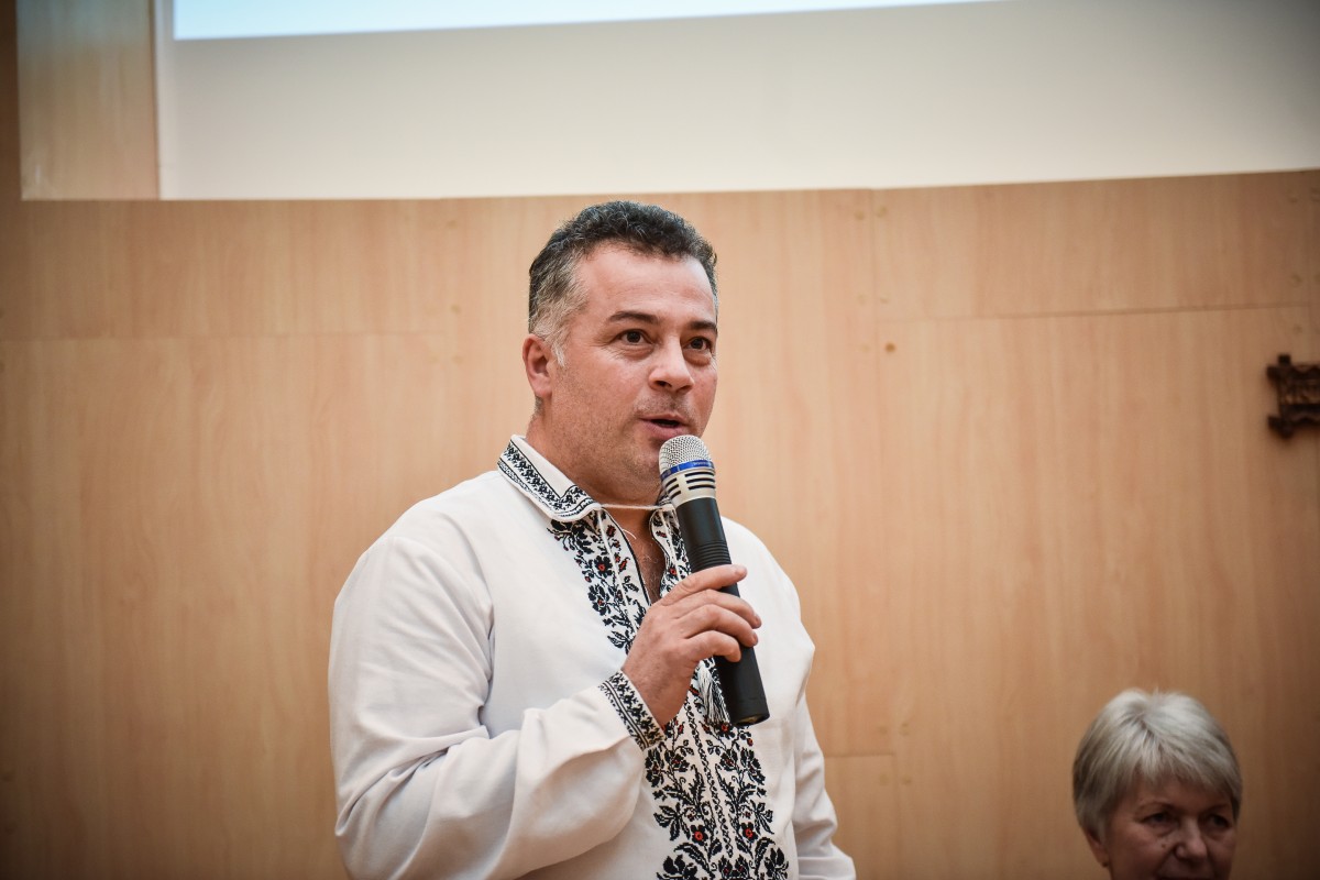 Fostul viceprimar Dumbravă a dat în judecată școala din Roșia. Și-a dat demisia din funcția de director și a fost demis din cea de profesor. E condamnat la închisoare cu suspendare