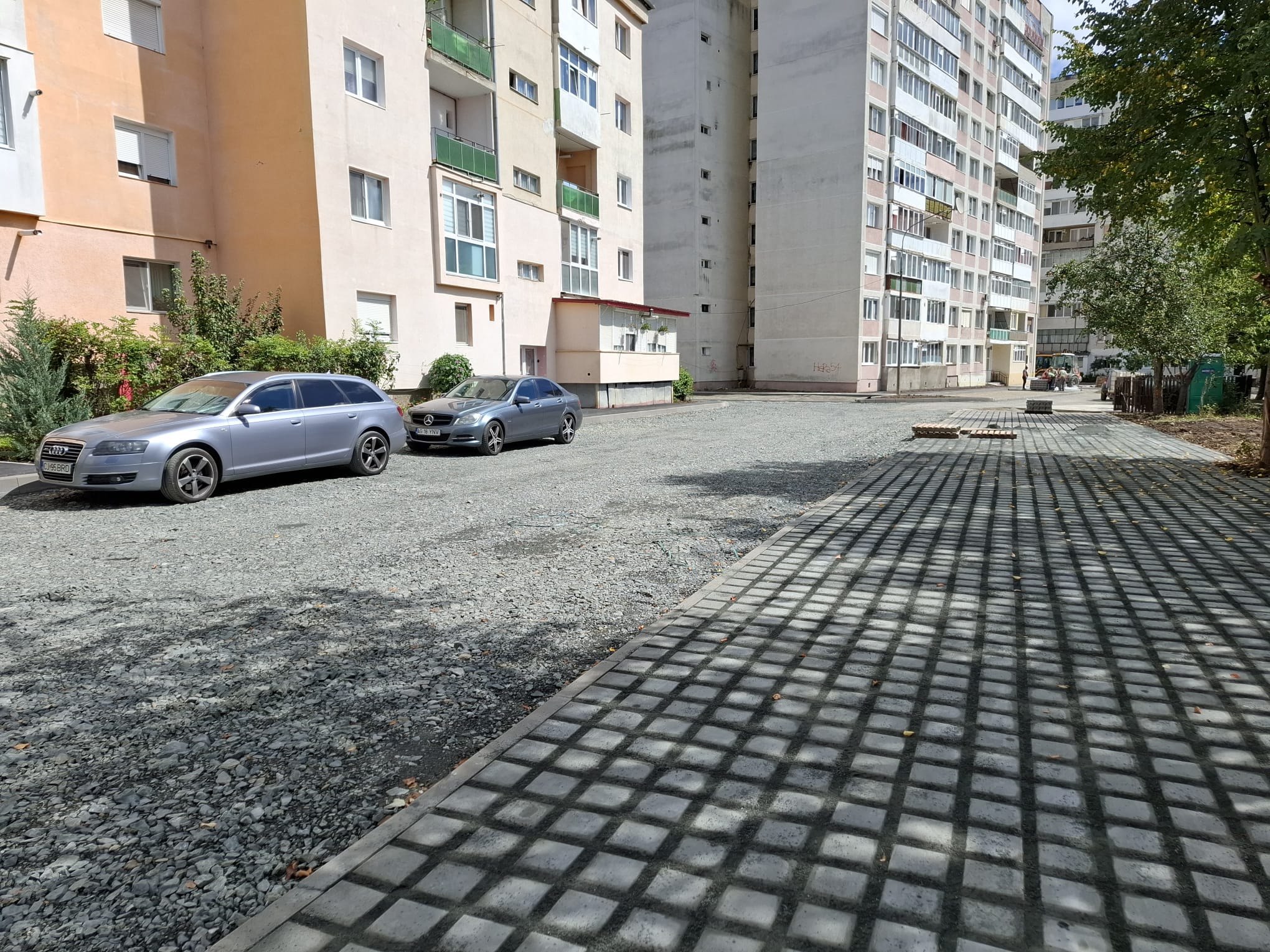 Primăria amenajează o parcare în zona străzii Siretului. Lucrările continuă cu str. Ștrandului și Florilor