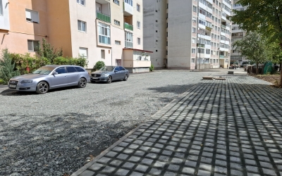 Primăria amenajează o parcare în zona străzii Siretului. Lucrările continuă cu str. Ștrandului și Florilor