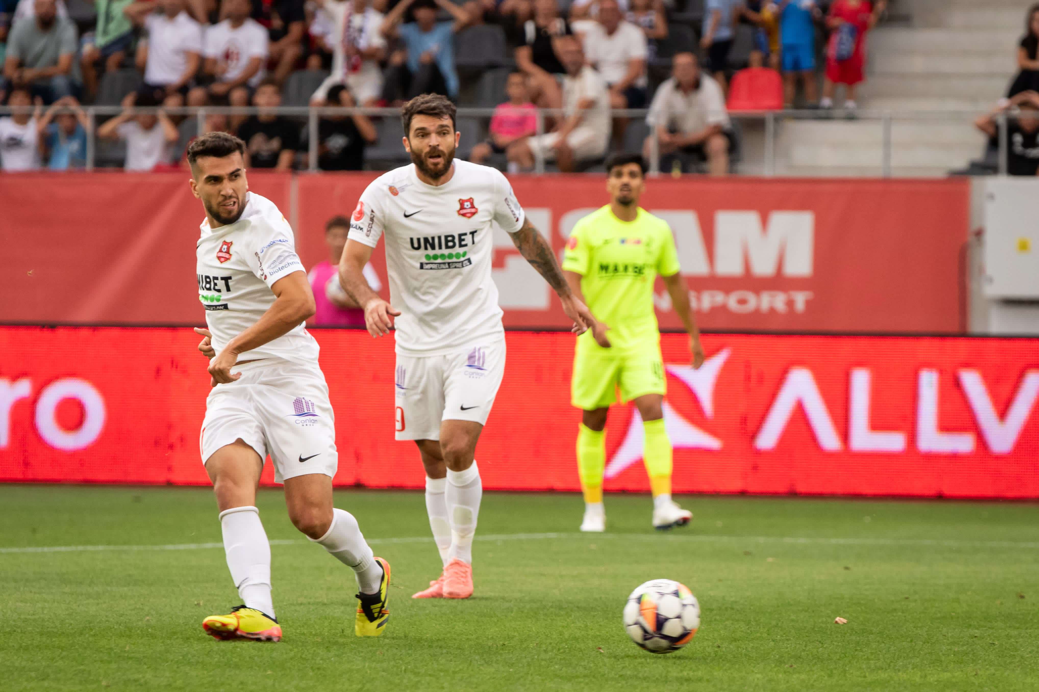 Prime în valoare totală de 20.000 de euro pentru jucătorii și antrenorii F.C. Hermannstadt. Claudiu Rotar și Ștefan Băcilă au decis să îi premieze după victoriile obținute