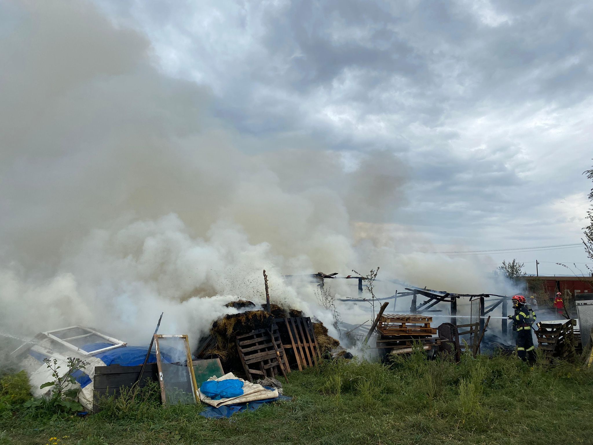 Actualizare. Incendiu pe prelungirea Ștefan cel Mare la o anexă cu baloți de fân. Cauza: jarul căzut dintr-o sobă improvizată