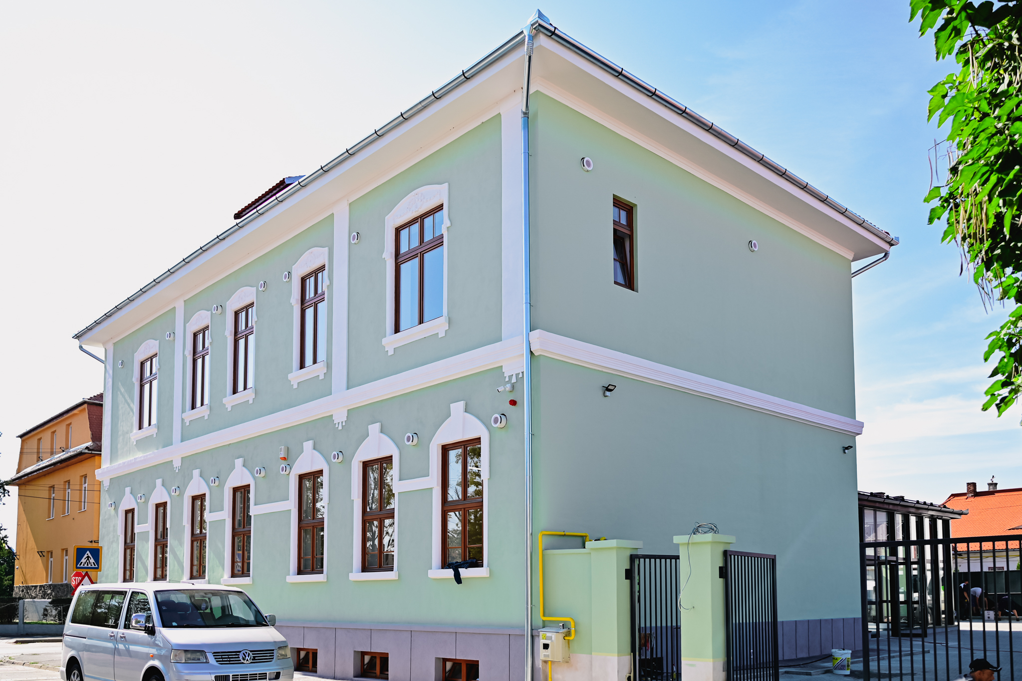 Șase săli noi de clasă pentru școala 12,  după reabilitarea unui corp de clădire neutilizat înainte, în Piața Cluj