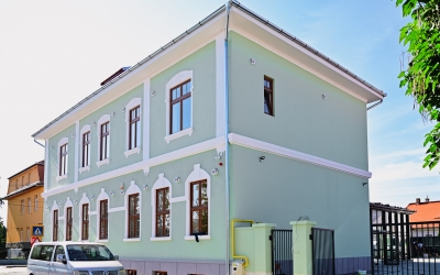 Șase săli noi de clasă pentru școala 12,  după reabilitarea unui corp de clădire neutilizat înainte, în Piața Cluj