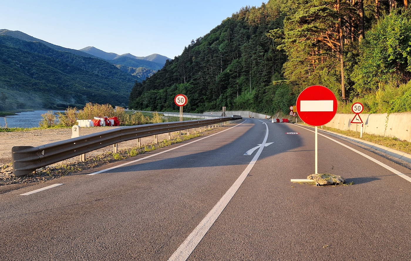 Poliția Vâlcea anunță restricții temporare pe Valea Oltului. O stâncă stă să se prăbușească în drum