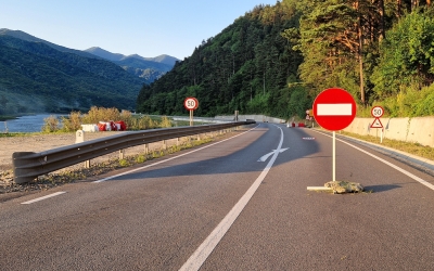 Poliția Vâlcea anunță restricții temporare pe Valea Oltului. O stâncă stă să se prăbușească în drum