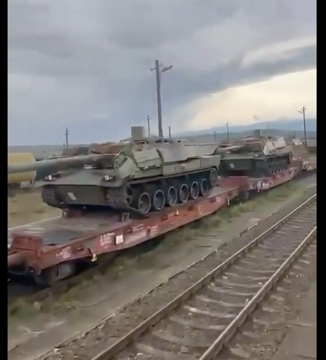 VIDEO – Zeci de tancuri și transportoare blindate filmate la marginea Sibiului