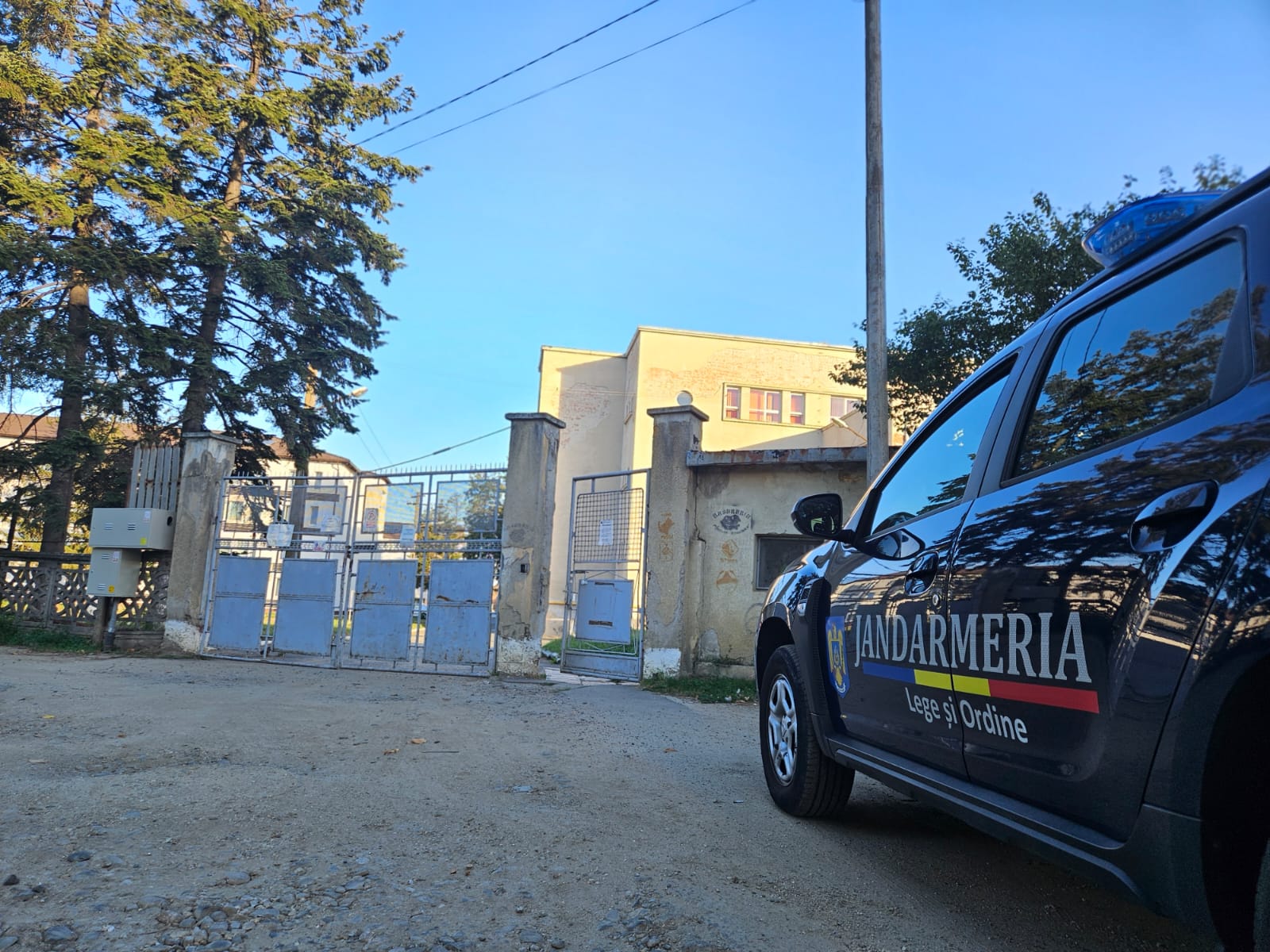 Șapte elevi din Sibiu, amendați de jandarmi cu 800 de lei, după ce au fost prinși fumând în curtea școlii