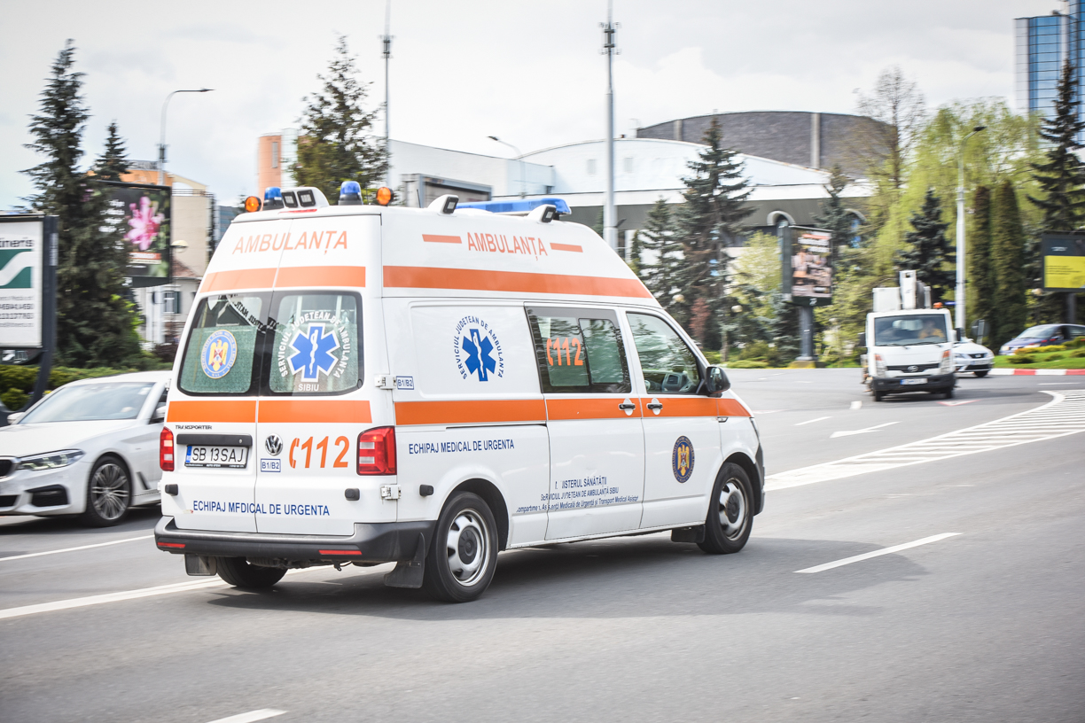 Răni la cap, un braț fracturat și un cot luxat pentru un muncitor care a căzut de pe o schelă, de la 4 metri