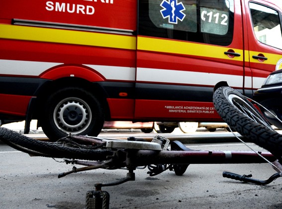Biciclist lovit de o mașină între Agnita și Ruja. A fost dus la spital