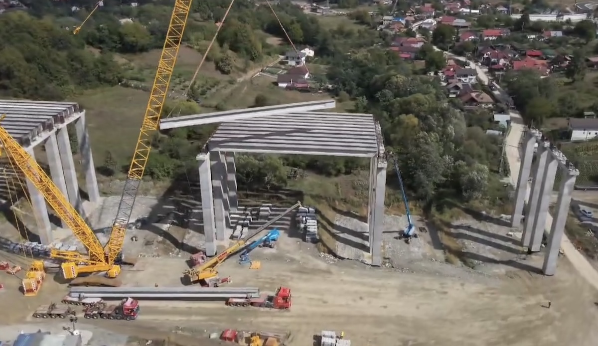 VIDEO Lucrările pe tronsonul 4 din Sibiu – Pitești au ajuns la 49%. Imagini cu montarea grinzilor de 70 de tone pe un viaduct înalt de 30 de metri
