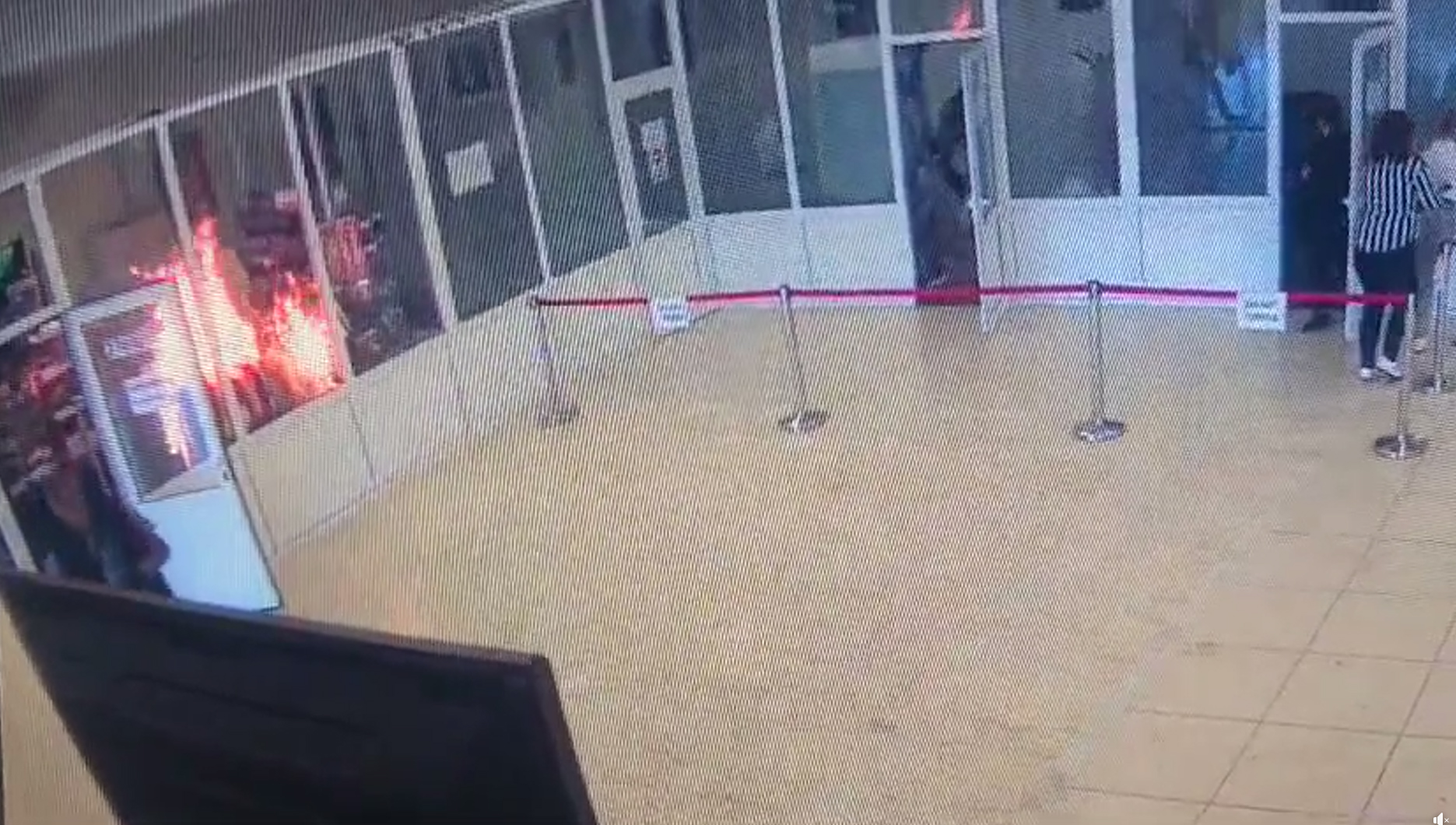 Actualizare Incendiu la Palatul Parlamentului, în zona de acces pentru vizitatori. „O persoană încă neidentificată a dat foc cu benzină”