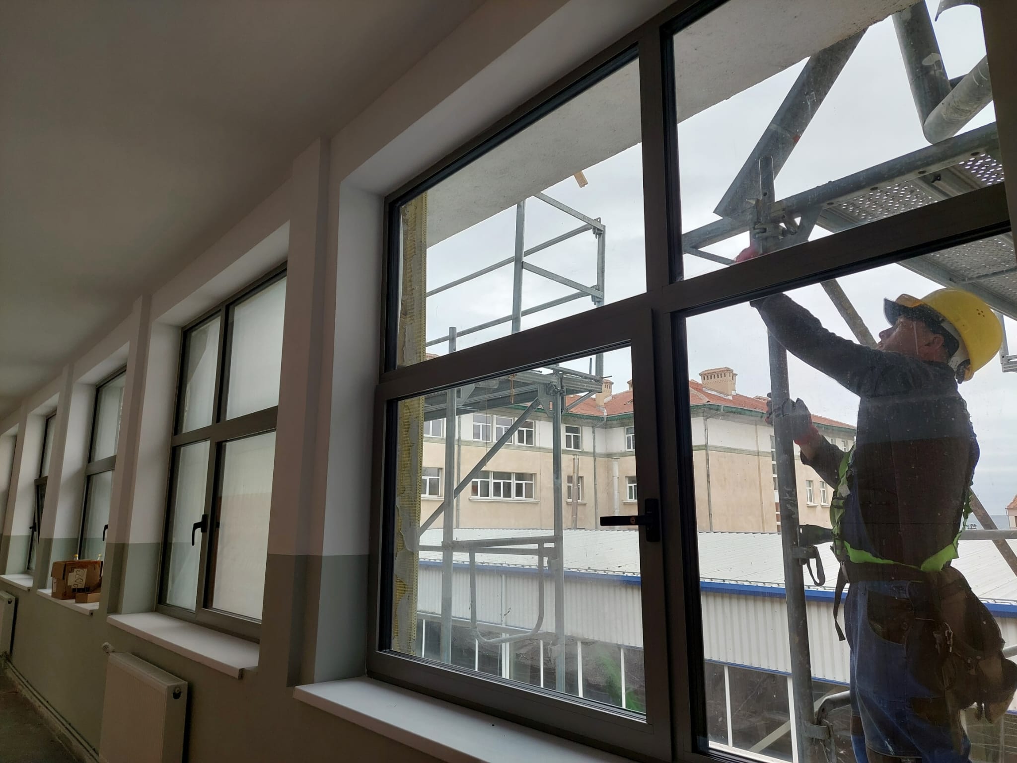 „Pune mâna pe ea și dă-o afară!”. La Colegiul Goga elevii rămân în on-line
