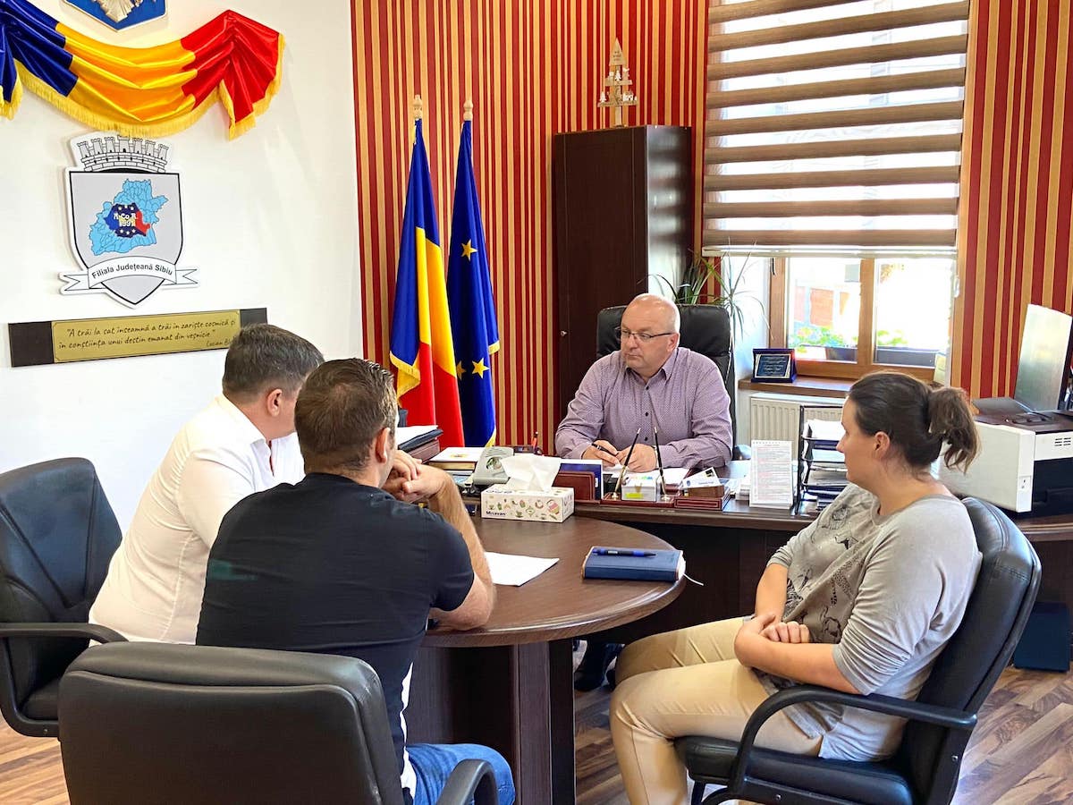 Primăria Sadu a semnat contractul pentru cumpărarea și montarea a două stații de reîncărcare pentru mașinile electrice