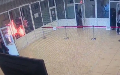 Actualizare Incendiu la Palatul Parlamentului, în zona de acces pentru vizitatori. „O persoană încă neidentificată a dat foc cu benzină”