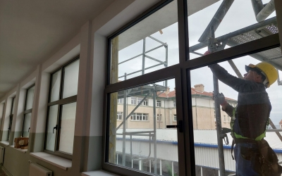 „Pune mâna pe ea și dă-o afară!”. La Colegiul Goga elevii rămân în on-line