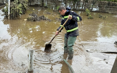 Pompierii sibieni se implică în sprijinirea comunităților din Galați afectate de inundații. Duc ajutoare alături de colegii din alte județe