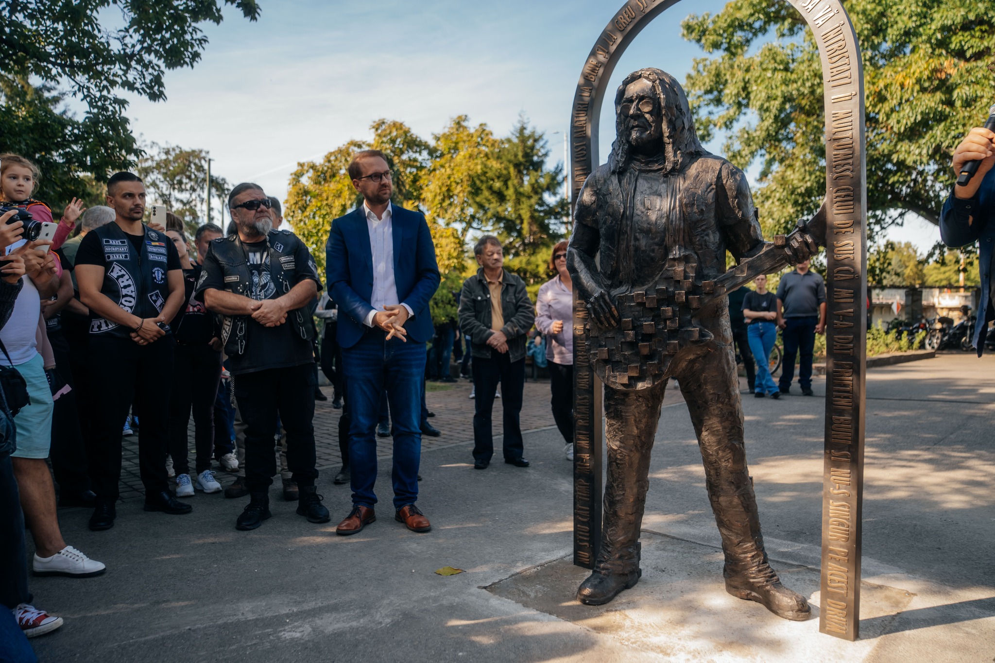Statuie din bronz a fondatorului trupei Cargo, Adi Bărar, dezvelită în Timișoara