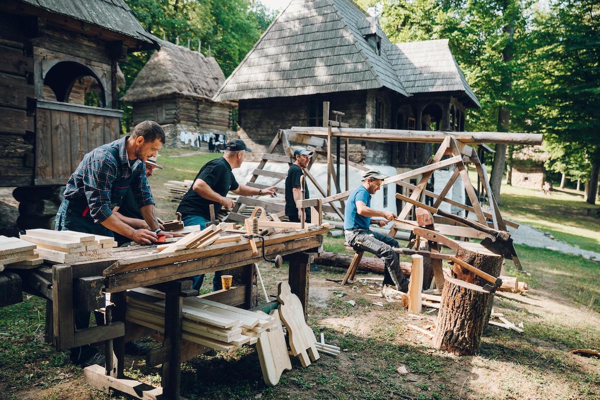 Zilele Europene ale Patrimoniului: Muzeul Astra duce ateliere de pictat și de restaurare a mobilierului la Biertan, în acest weekend