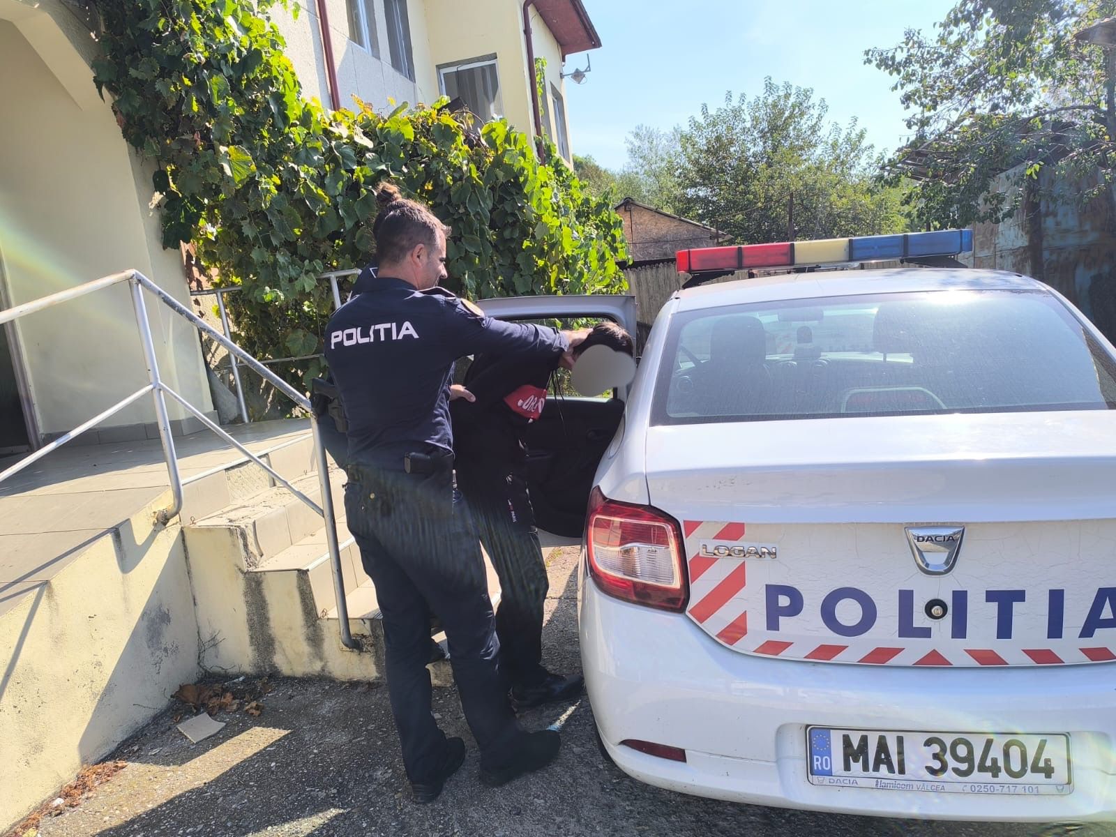 Un tânăr din Vâlcea, arestat la domiciu, găsit de polițiști într-o gară din județul Sibiu